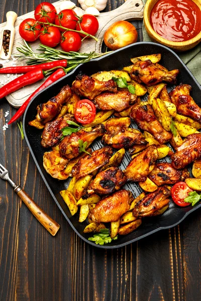 Ali di pollo arrosto con erbe — Foto Stock