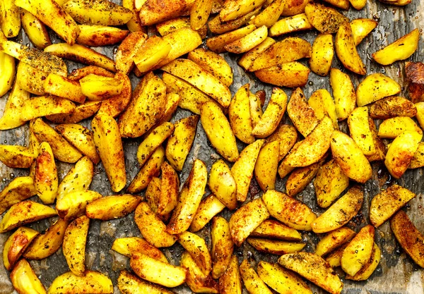 Pečené brambory s kořením a solí plech — Stock fotografie