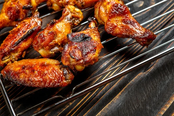 Gegrilde kippenvleugels op de grill — Stockfoto