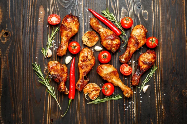 허브와 함께 구운된 닭 다리 — 스톡 사진