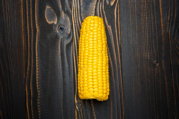 Una spiga di grano su uno sfondo di legno — Foto Stock