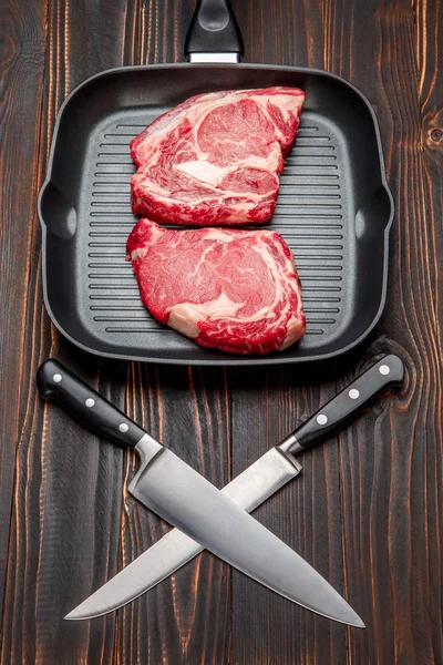 Råa ekologiska shin av nötkött — Stockfoto