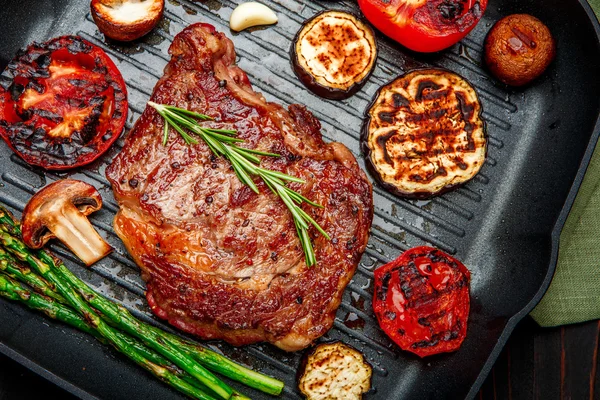 Lombo orgânico assado de carne de bovino — Fotografia de Stock