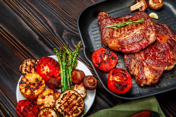 Lombo orgânico assado de carne de bovino — Fotografia de Stock