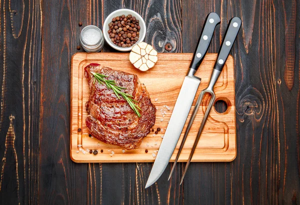 Смажений органічний гомілок з м'яса яловичини — стокове фото