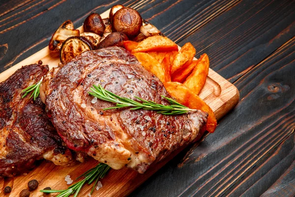 Lombo orgânico assado de carne de bovino — Fotografia de Stock