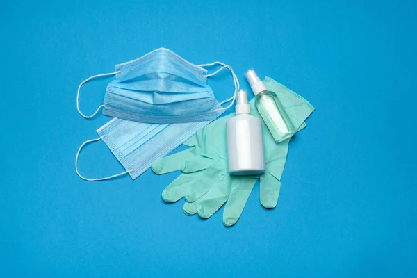 Equipo de seguridad para combatir el brote del virus Coronavirus COVID-19 - Máscara de seguridad, desinfectante de manos, guantes de látex y gafas o gafas protectoras — Foto de Stock