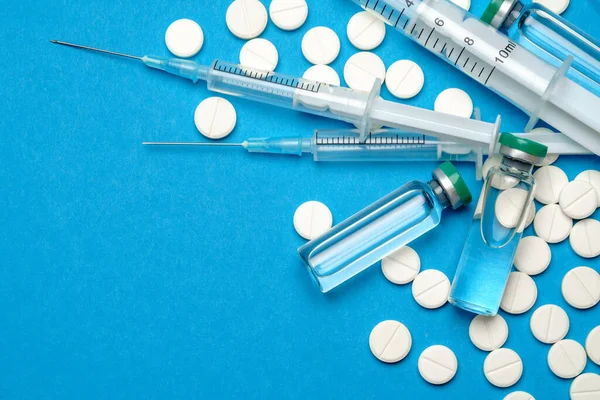 Top view of Pills, fecskendő és ampulla vakcinázással Kék háttér fénymásoló hely — Stock Fotó