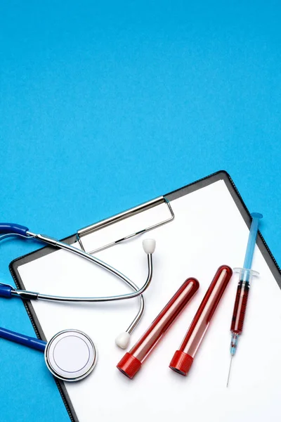 건강 관리 개념 - 청진기, 혈액 검사 튜브, 주사기 및 백지가 들어 있는 클립보드 — 스톡 사진