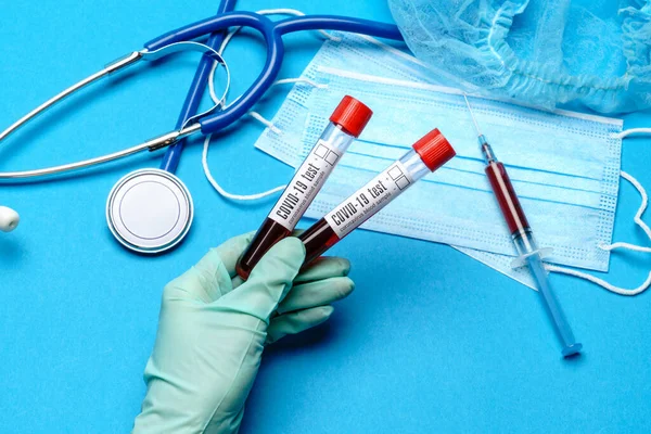 실험실 기술자 보조원이나 의사가 실험실의 시험관에서 혈액 샘플을 들고 있다 — 스톡 사진