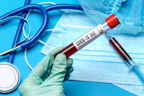 Labortechniker oder Arzt mit einer Blutprobe im Reagenzglas — Stockfoto