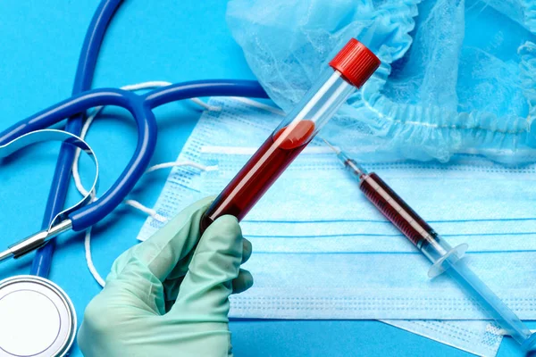 시험관에서 혈액 샘플을 들고 있는 실험실 기술자 보조원이나 의사 — 스톡 사진