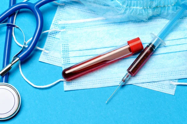 의료 검 사실 개념 - 파란 배경에 시험관과 주사기에 있는 Covid-19 혈액 샘플 — 스톡 사진