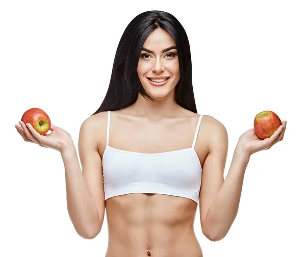 Porträtt av attraktiv leende kvinna som håller äpple isolerat på vit — Stockfoto