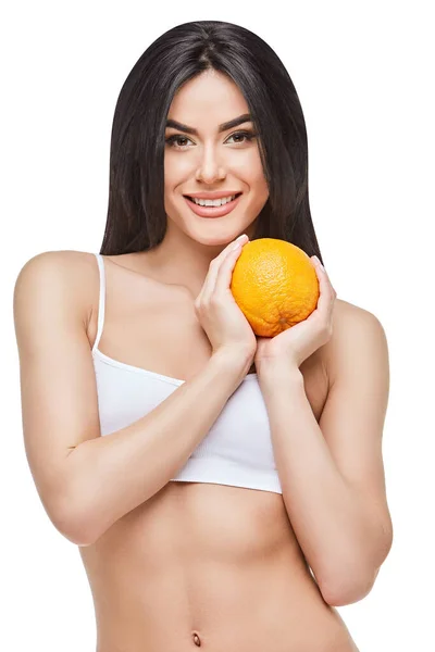 Estúdio tiro de atraente jovem mulher com corpo bonito segurando laranja isolado no branco — Fotografia de Stock