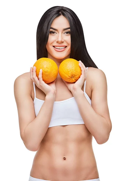 Studio strzał atrakcyjnej młodej kobiety z pięknym ciałem gospodarstwa pomarańczowy odizolowany na białym — Zdjęcie stockowe