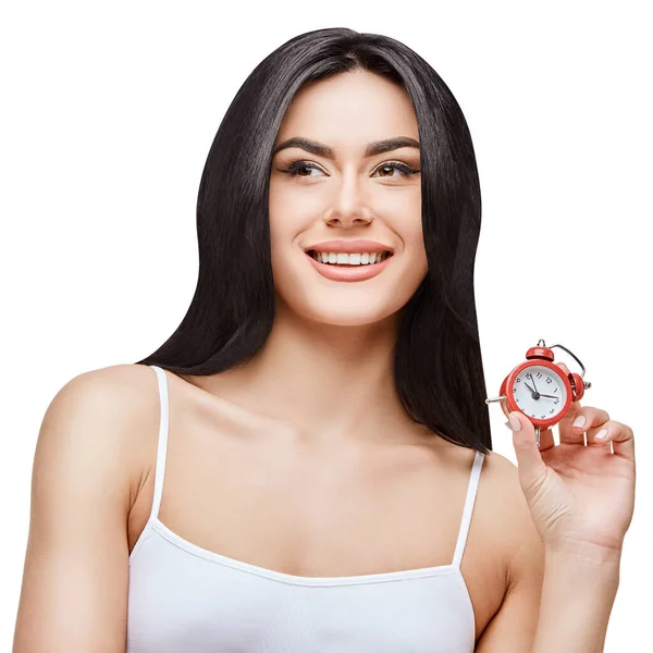 Plan studio de jolie jeune femme avec un beau corps tenant petite horloge alar rouge isolé sur blanc — Photo