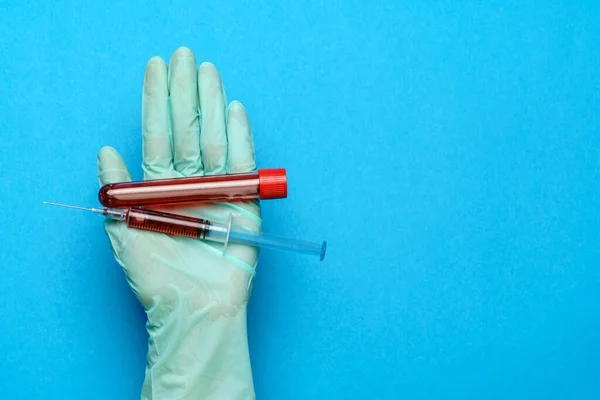 Assistente tecnico di laboratorio o medico in possesso di un campione di sangue in provetta — Foto Stock