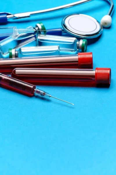 청진기, 주사기, 혈액 표본과 검은 색 배경 위에 약품이나 백신으로 만든 관을 검사 한다 — 스톡 사진