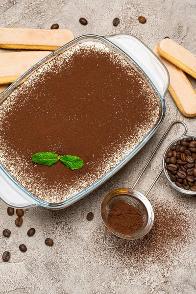 Hagyományos olasz Tiramisu desszert üvegsütőben és savoiardi cookie-k beton alapon — Stock Fotó