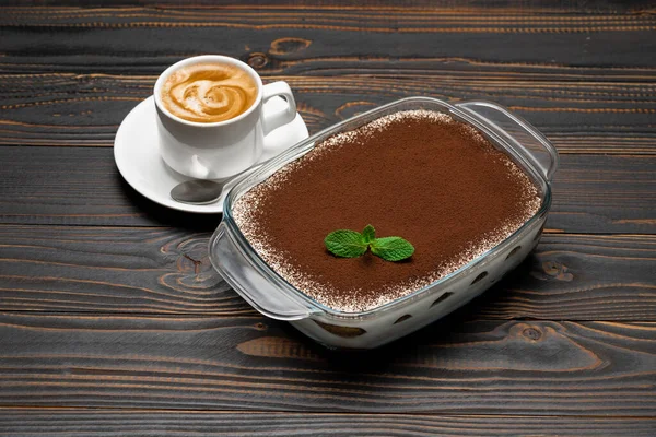 Hagyományos olasz Tiramisu desszert üvegsütőben és csésze friss forró eszpresszó kávé fa alapon — Stock Fotó