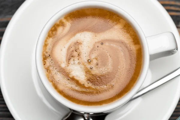 Закрыть пенный горячий кофе эспрессо — стоковое фото