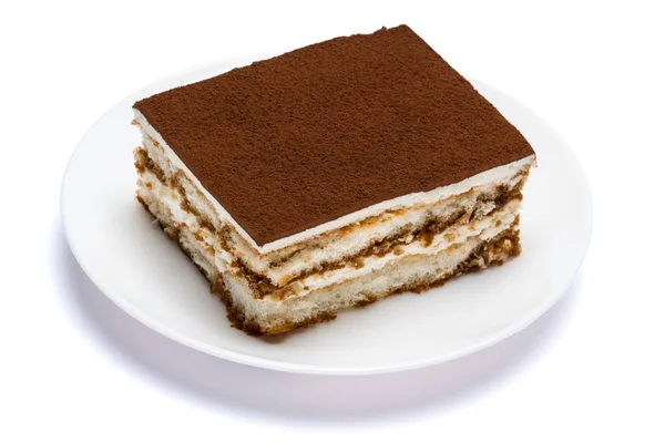 Traditionelle italienische Tiramisu quadratischen Dessertteller auf Keramikteller isoliert auf weißem Hintergrund mit Clipping-Pfad — Stockfoto