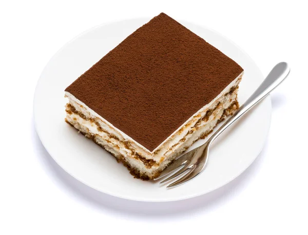 Traditionelle italienische Tiramisu quadratischen Dessertteller auf Keramikteller isoliert auf weißem Hintergrund mit Clipping-Pfad — Stockfoto