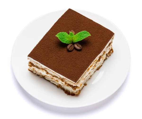 Tradicional italiano Tiramisu porção de sobremesa quadrada na placa de cerâmica isolada no fundo branco com caminho de recorte — Fotografia de Stock