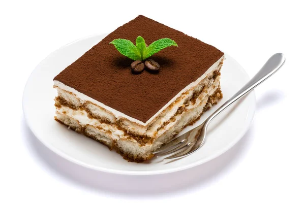 Tradicional italiano Tiramisu porção de sobremesa quadrada na placa de cerâmica isolada no fundo branco com caminho de recorte — Fotografia de Stock