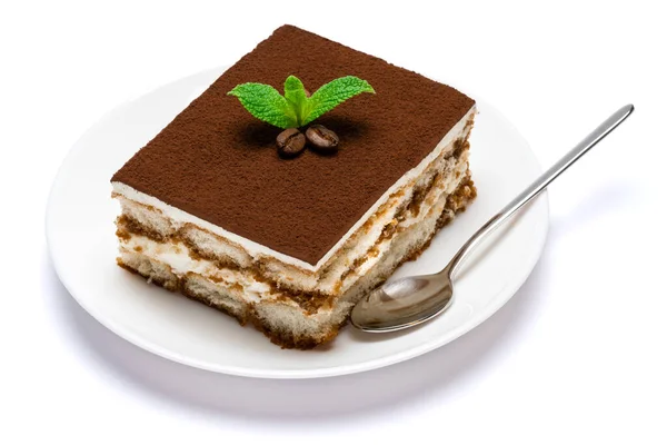 Traditionelle italienische Tiramisu quadratischen Dessertteller auf Keramikteller isoliert auf weißem Hintergrund mit Clipping-Pfad — Stockfoto