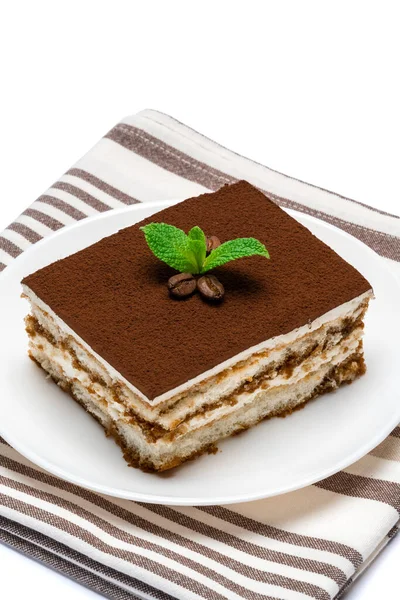 Tradicional italiano Tiramisu porção de sobremesa quadrada na placa de cerâmica isolada no fundo branco com caminho de recorte — Fotografia de Stock