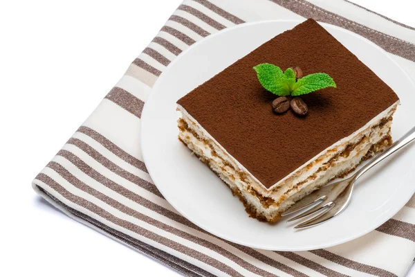 Tradycyjna włoska deser Tiramisu kwadratowy porcja na płycie ceramicznej izolowane na białym tle ze ścieżką wycinania — Zdjęcie stockowe