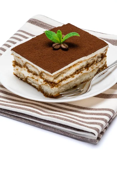 Geleneksel İtalyan Tiramisu kare tatlı bölümü seramik tabakta izole edilmiş beyaz arka planda kırpma yolu ile — Stok fotoğraf