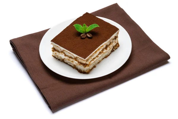 Traditionelle italienische Tiramisu quadratischen Dessertteller auf Keramikteller isoliert auf weißem Hintergrund mit Clipping-Pfad — Stockfoto