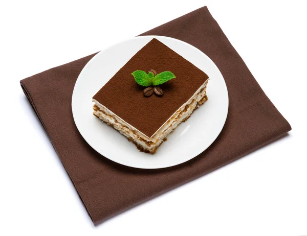 Tradicional italiano Tiramisu porção de sobremesa quadrada na placa de cerâmica isolada no fundo branco com caminho de recorte — Fotografia de Stock