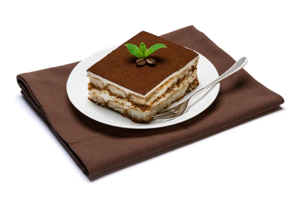 Tradicional italiano Tiramisu porção de sobremesa quadrada na placa de cerâmica isolada no fundo branco com caminho de recorte — Fotografia de Stock