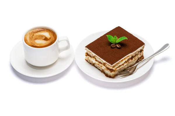 Tradicional italiano Tiramisu sobremesa porção quadrada em placa de cerâmica e xícara de café expresso fresco isolado em fundo branco com caminho de recorte — Fotografia de Stock