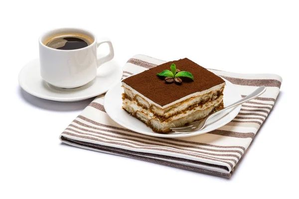Partie traditionnelle italienne Tiramisu dessert carré sur plaque en céramique et tasse de café expresso frais isolé sur fond blanc avec chemin de coupe — Photo
