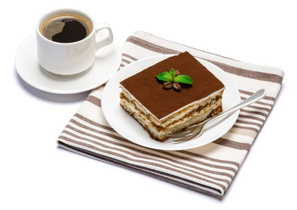 Traditionele Italiaanse Tiramisu dessert vierkante portie op keramische plaat en kopje verse espresso koffie geïsoleerd op witte achtergrond met clipping pad — Stockfoto