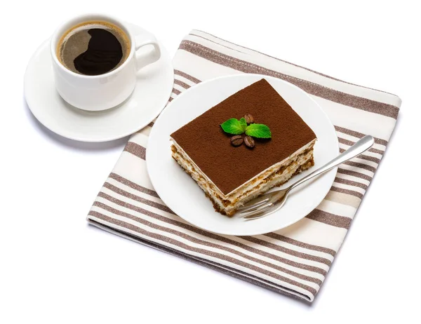 Dessert tradizionale italiano Tiramisu porzione quadrata su piatto di ceramica e tazza di caffè espresso fresco isolato su sfondo bianco con percorso di ritaglio — Foto Stock