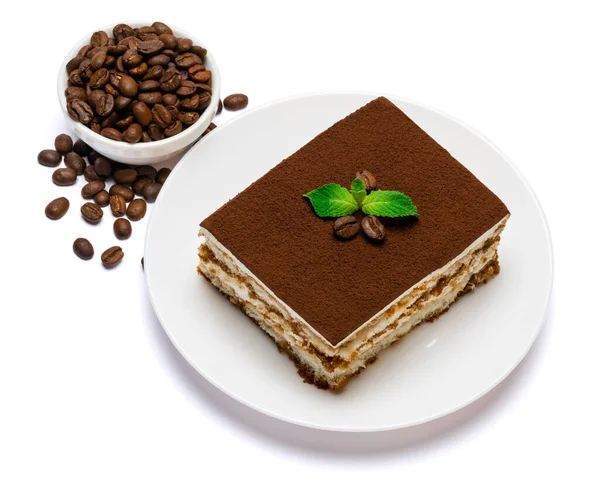 Tradizionale porzione di dessert quadrato Tiramisu italiano su piatto di ceramica e chicchi di caffè isolati su sfondo bianco con percorso di ritaglio — Foto Stock