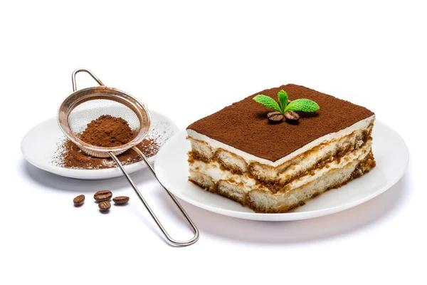 Traditionelle italienische Tiramisu quadratischen Dessertteller auf Keramikteller und Sieb mit Kakaopulver isoliert auf weiß — Stockfoto