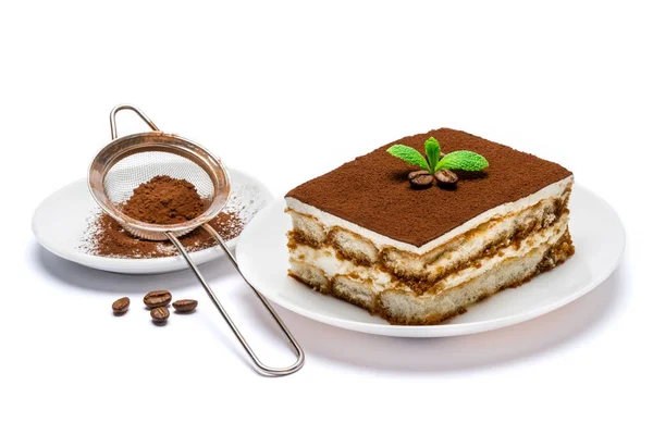 Tradicional italiano Tiramisu porção de sobremesa quadrada em placa de cerâmica e coador com cacau em pó isolado em branco — Fotografia de Stock