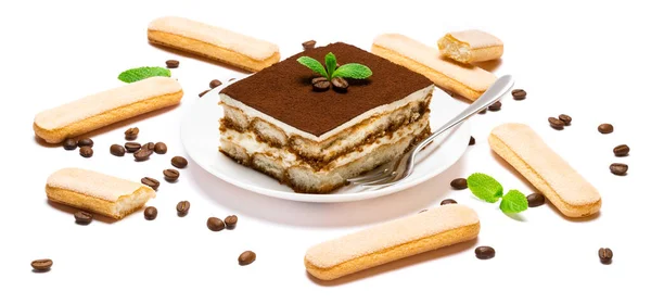 Традиционный итальянский десерт площади Тирамису часть на керамической тарелке, печенье savoiardi и кофейных зерен изолированы на белом — стоковое фото