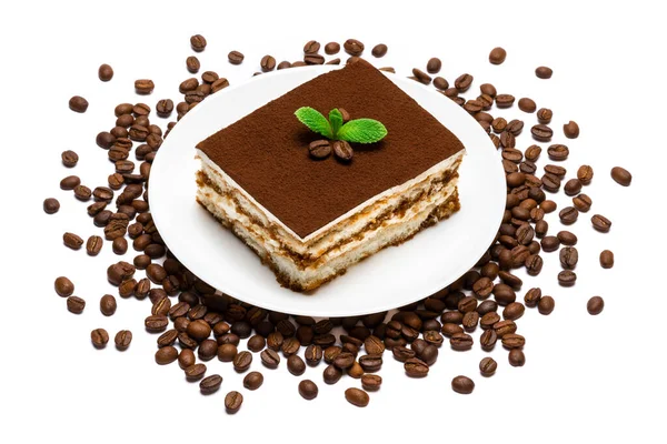 陶瓷盘上传统的意大利Tiramisu方块甜点和白色咖啡豆 — 图库照片