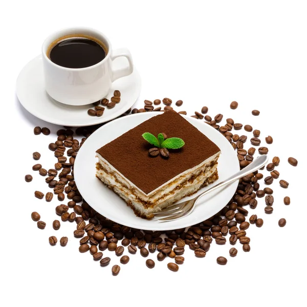 Dessert italien traditionnel Tiramisu portion carrée sur plaque en céramique et tasse de café expresso frais isolé sur blanc — Photo