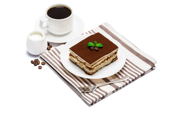 Традиционный итальянский десерт Тирамису квадратная порция на керамической тарелке и чашку свежего кофе эспрессо изолированы на белом — стоковое фото