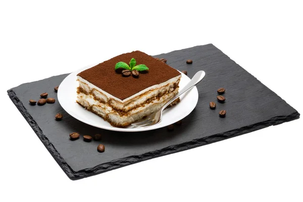 Traditionele Italiaanse Tiramisu vierkante dessert portie op keramische plaat en koffiebonen op steen serveren snijplank geïsoleerd op wit — Stockfoto