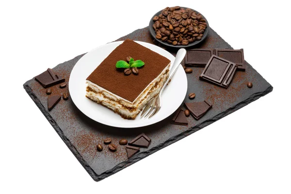 Traditionelle italienische Tiramisu quadratische Dessertteller auf Keramikteller, Stücke von Schokoriegel und Kaffeebohnen auf einem steinernen Servierbrett isoliert auf weiß — Stockfoto